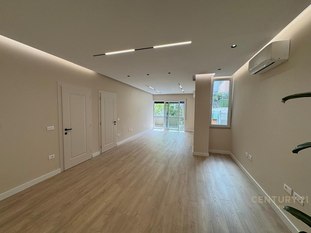 Oficina 2 habitaciones 114 m² en Tirana Municipality, Albania