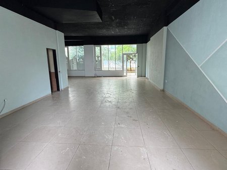 LOCALE COMMERCIALE IN AFFITTO SUL LUNGOMARE!