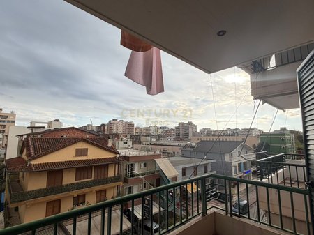 APPARTAMENTO IN VENDITA 2+1+RIPOSTIGLIO, DIETRO LA SCUOLA INDUSTRIALE A VLORE