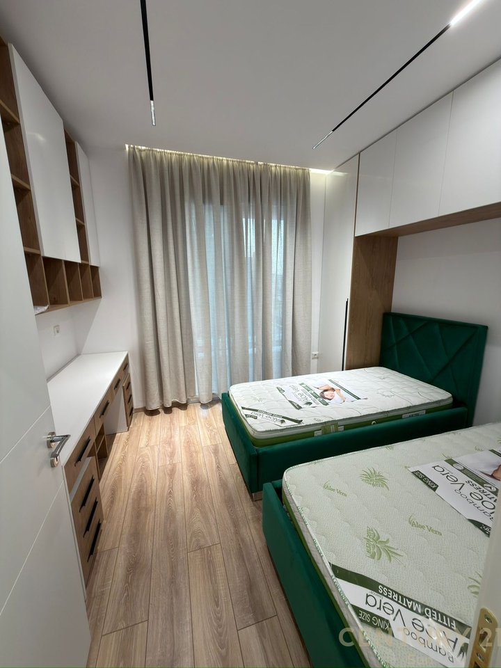 Apartament 2+1 Me Qira në Komunën e Parisit, Tiranë