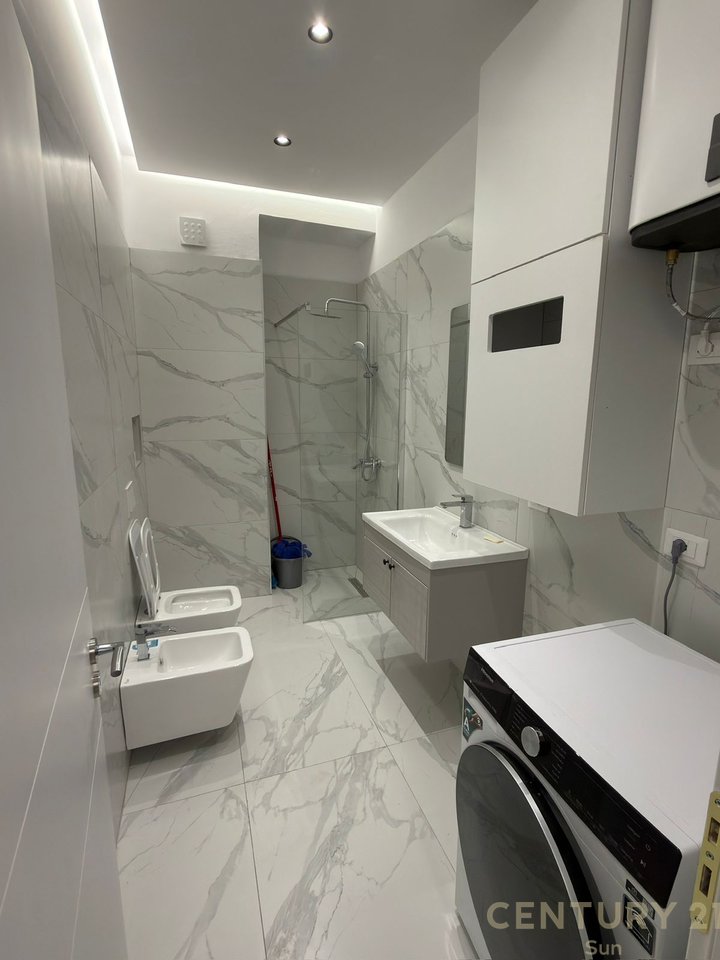 Apartament 2+1 Me Qira në Komunën e Parisit, Tiranë