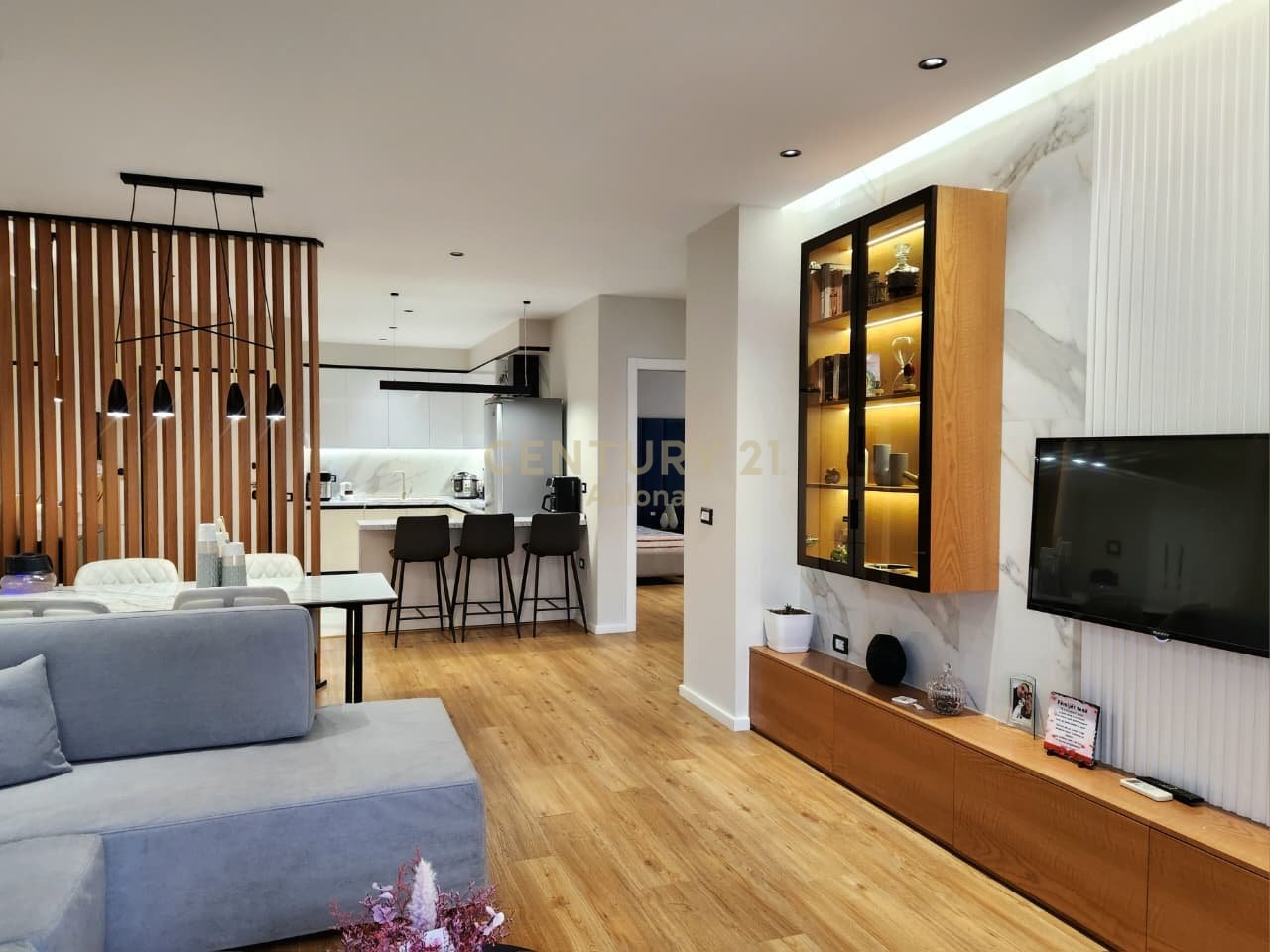 APARTAMENT MODERN 2+1 ME QERA PRANE LUNGOMARE 1