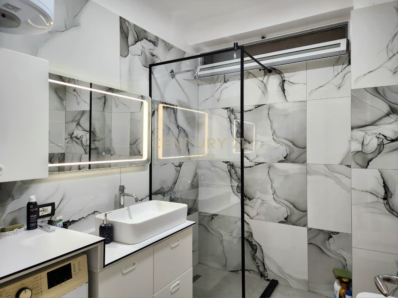 APARTAMENT MODERN 2+1 ME QERA PRANE LUNGOMARE 1