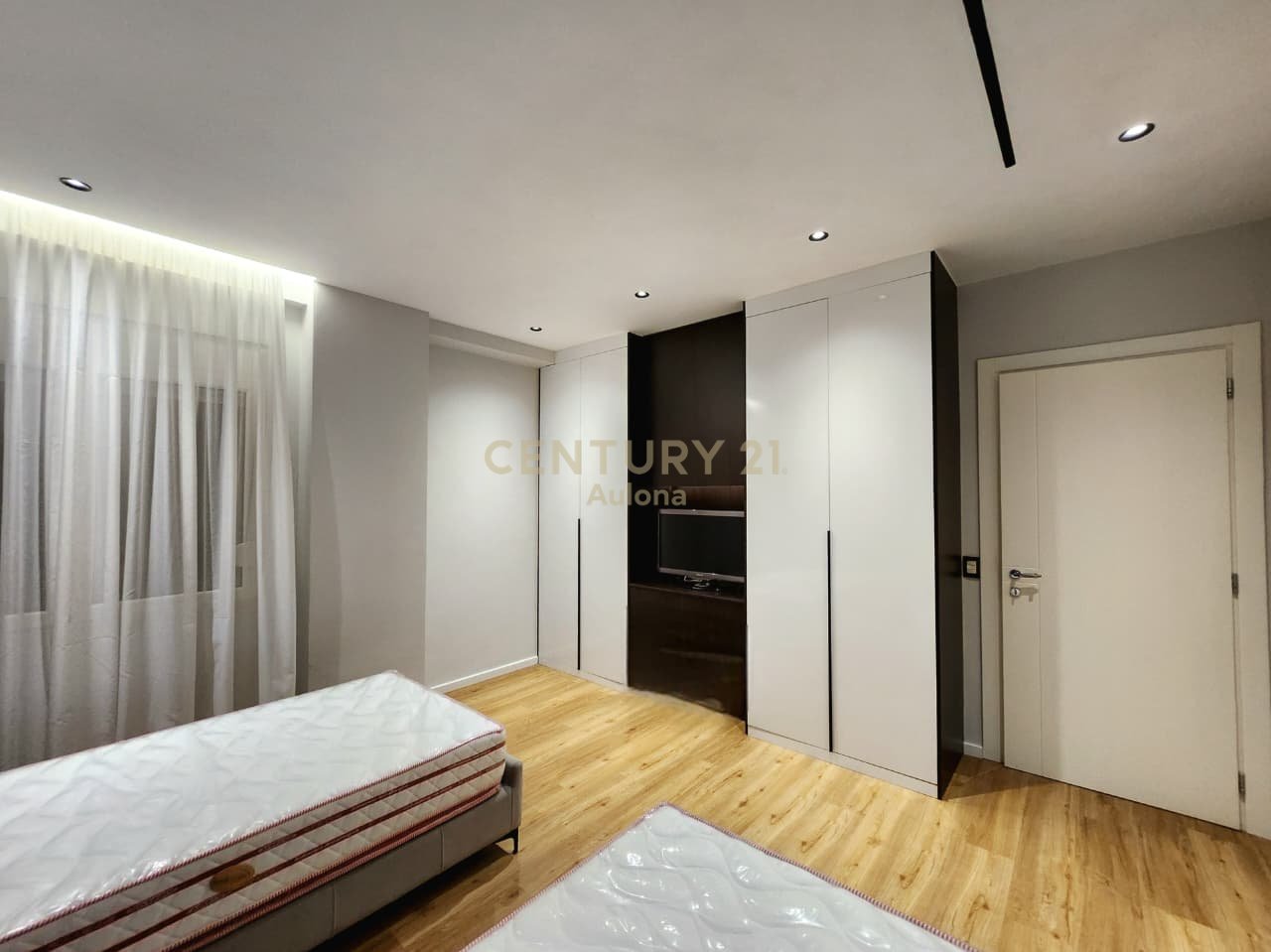 APARTAMENT MODERN 2+1 ME QERA PRANE LUNGOMARE 1