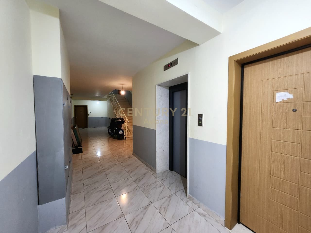 APARTAMENT MODERN 2+1 ME QERA PRANE LUNGOMARE 1
