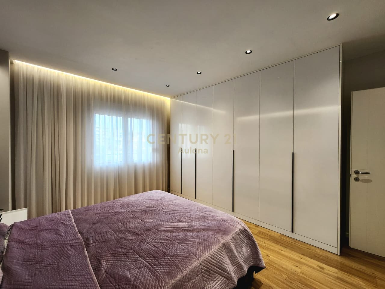 APARTAMENT MODERN 2+1 ME QERA PRANE LUNGOMARE 1