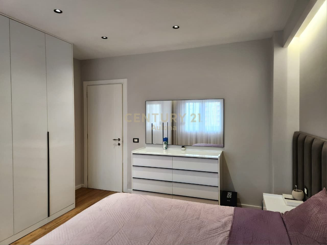 APARTAMENT MODERN 2+1 ME QERA PRANE LUNGOMARE 1