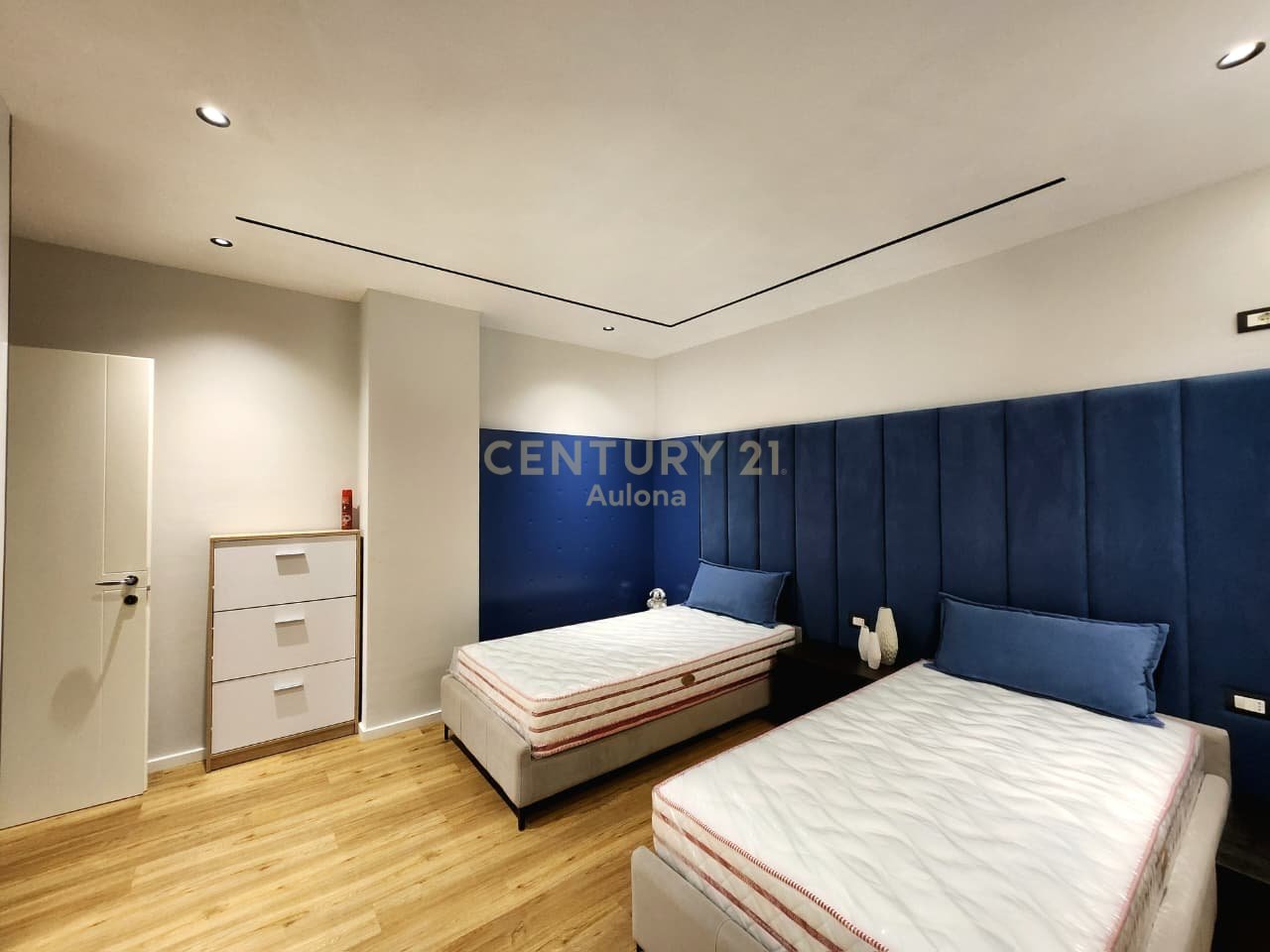 APARTAMENT MODERN 2+1 ME QERA PRANE LUNGOMARE 1