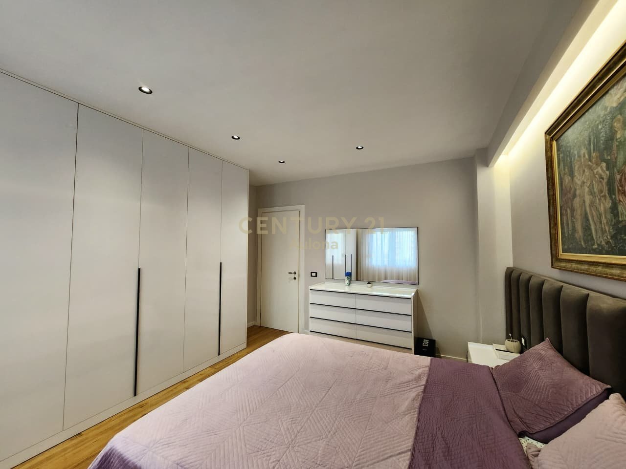APARTAMENT MODERN 2+1 ME QERA PRANE LUNGOMARE 1