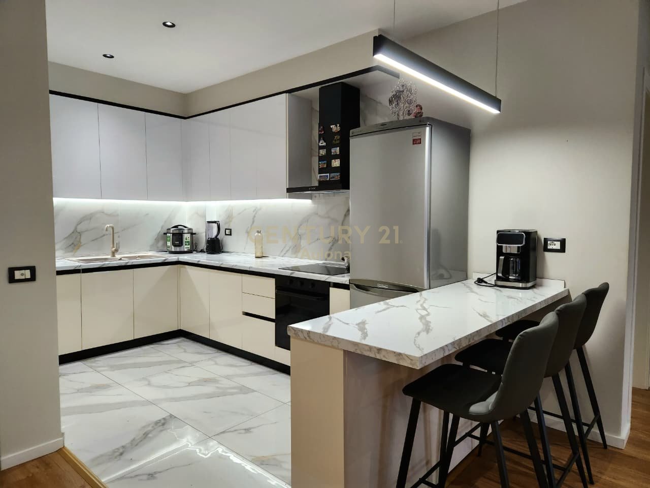 APARTAMENT MODERN 2+1 ME QERA PRANE LUNGOMARE 1