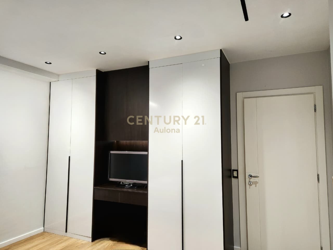 APARTAMENT MODERN 2+1 ME QERA PRANE LUNGOMARE 1