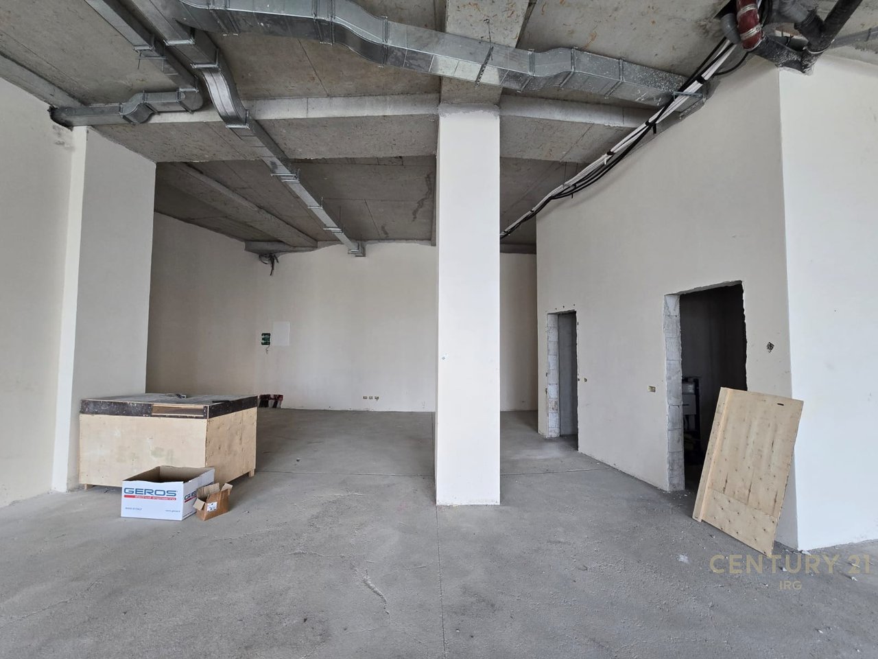 UNITÀ COMMERCIALE IN AFFITTO CON 2 POSTI AUTO, PIANO TERRA CON VISTA LAGO!!