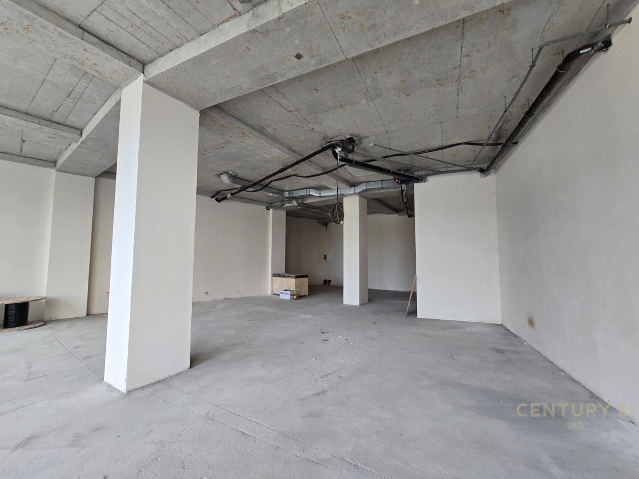 UNITÀ COMMERCIALE IN AFFITTO CON 2 POSTI AUTO, PIANO TERRA CON VISTA LAGO!!