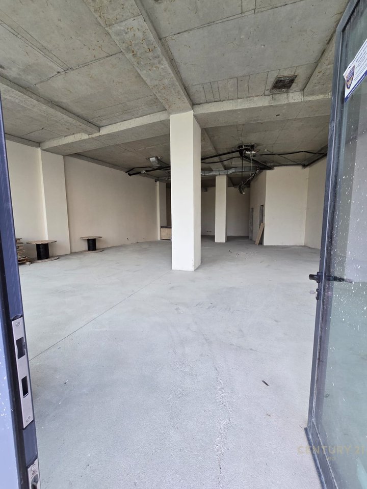 UNITÀ COMMERCIALE IN AFFITTO CON 2 POSTI AUTO, PIANO TERRA CON VISTA LAGO!!