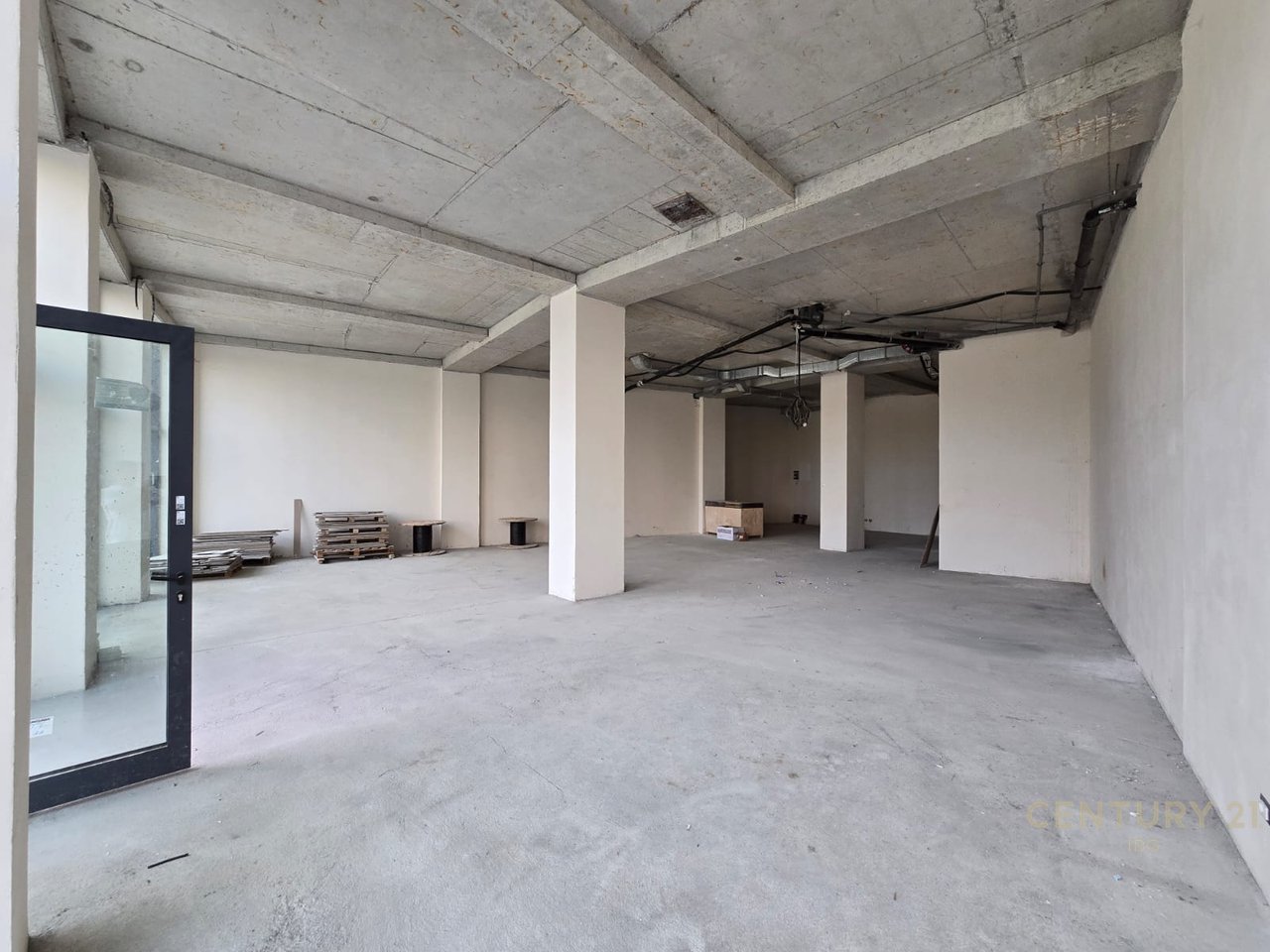 UNITÀ COMMERCIALE IN AFFITTO CON 2 POSTI AUTO, PIANO TERRA CON VISTA LAGO!!