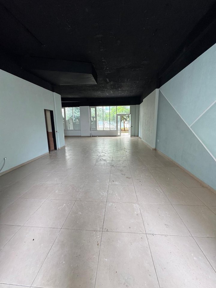 LOCALE COMMERCIALE IN AFFITTO SUL LUNGOMARE!