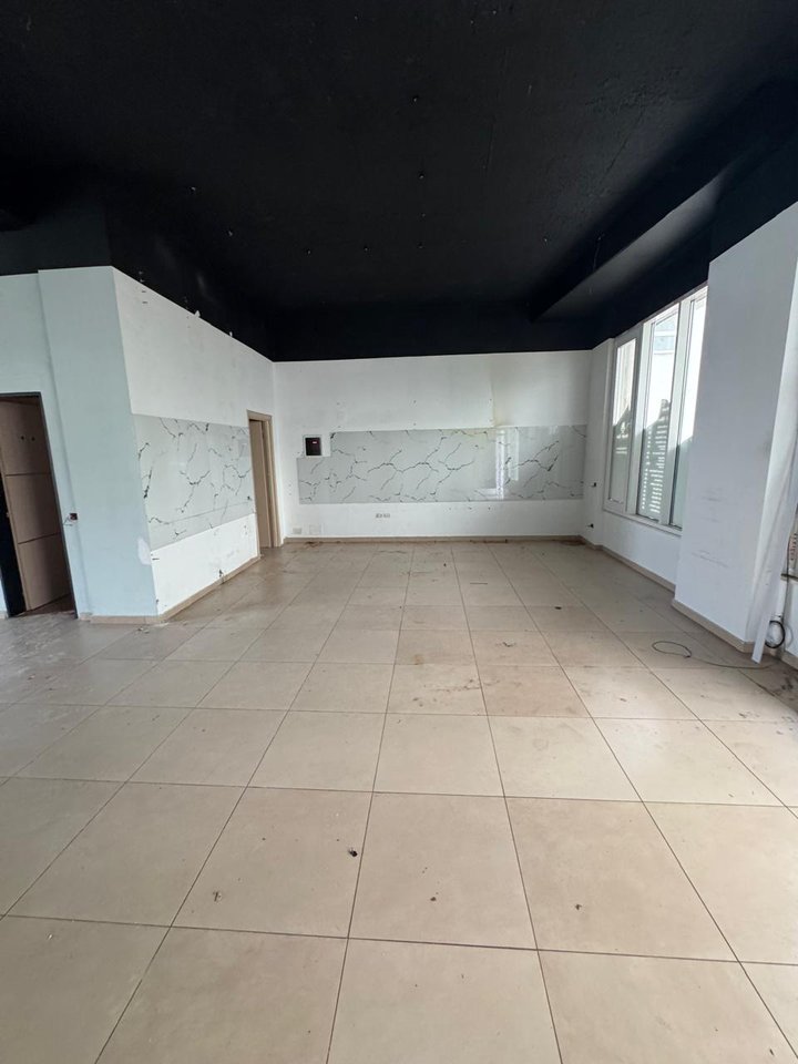 LOCALE COMMERCIALE IN AFFITTO SUL LUNGOMARE!