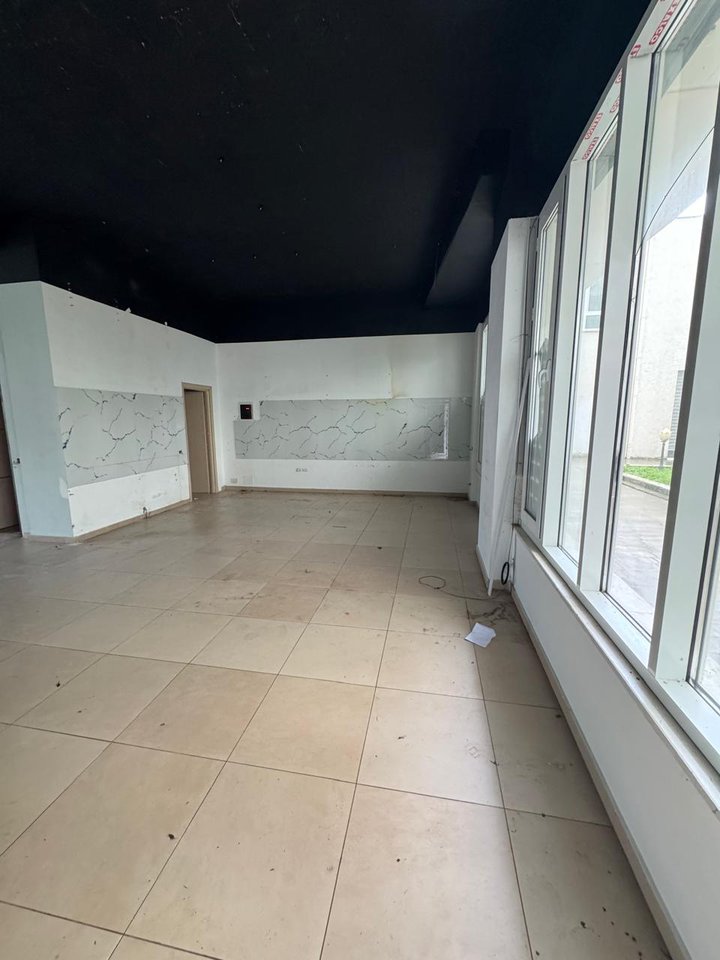 LOCALE COMMERCIALE IN AFFITTO SUL LUNGOMARE!