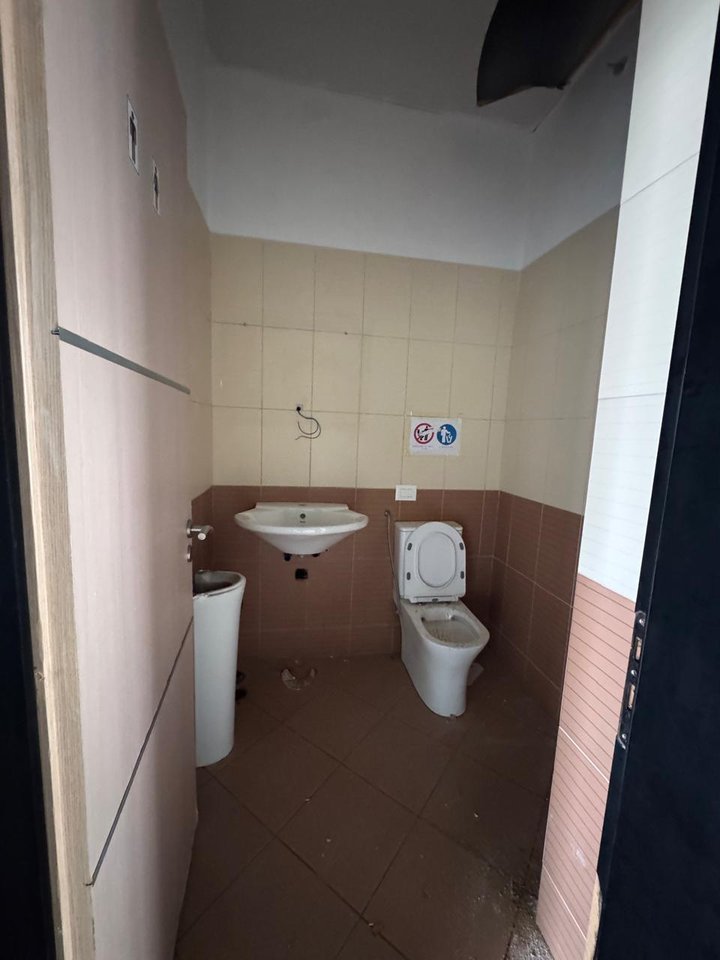 LOCALE COMMERCIALE IN AFFITTO SUL LUNGOMARE!