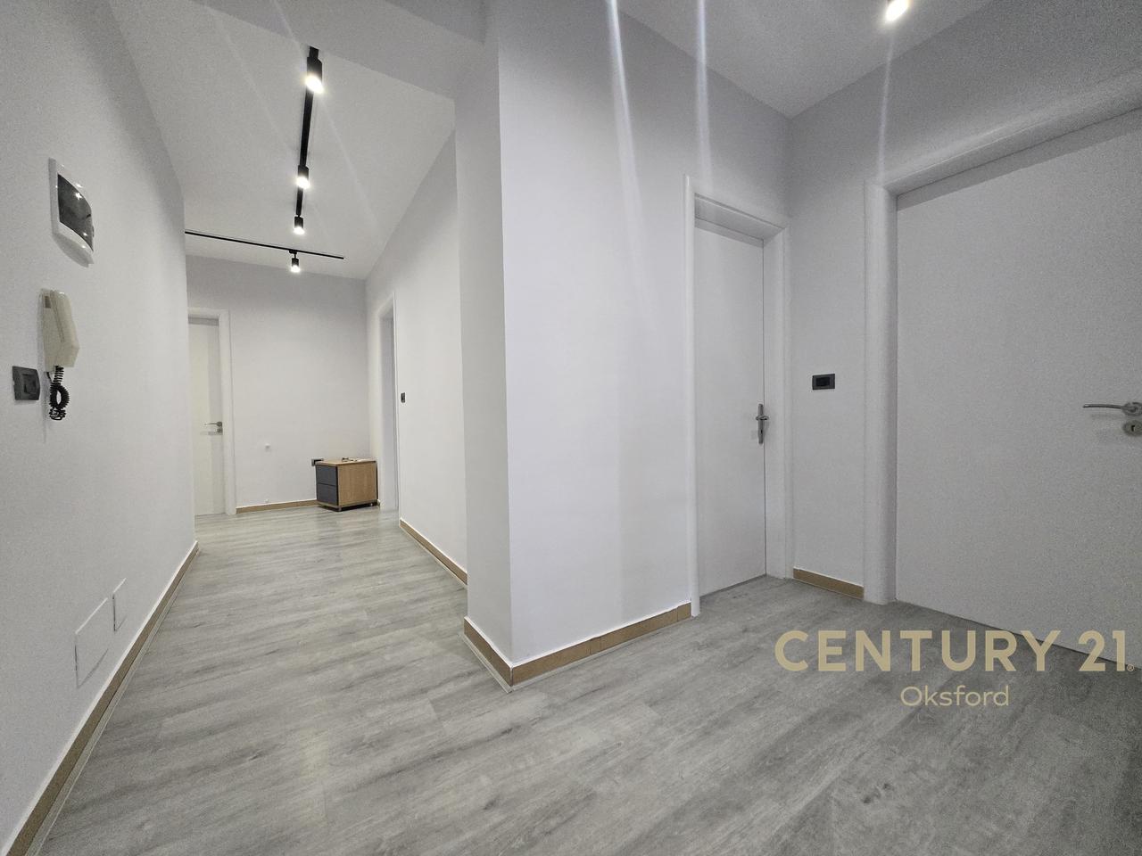 SI AFFITTA AMBIENTE UFFICIO VICINO ALLO STADIO AIR ALBANIA