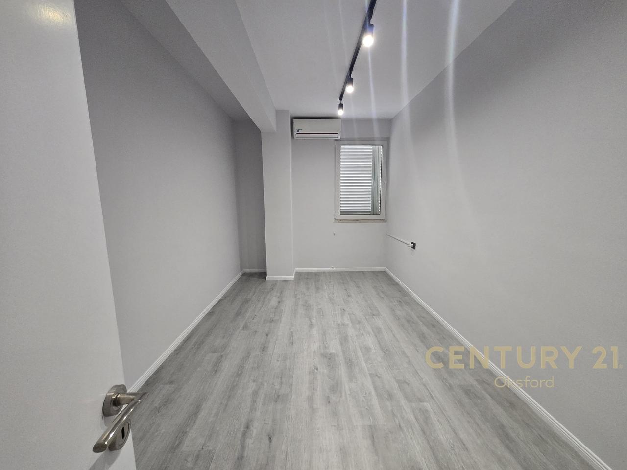 SI AFFITTA AMBIENTE UFFICIO VICINO ALLO STADIO AIR ALBANIA