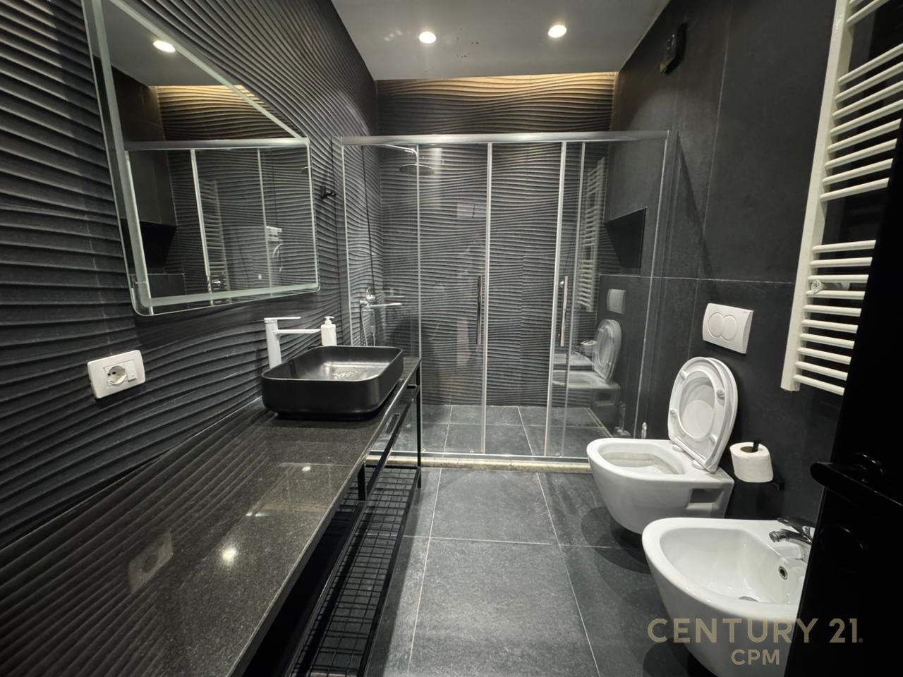 Apartament 2+1+post parkimi prane qendres, Rr. Barrikadave!