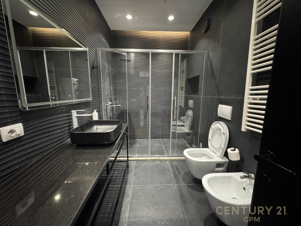 Apartament 2+1+post parkimi prane qendres, Rr. Barrikadave!