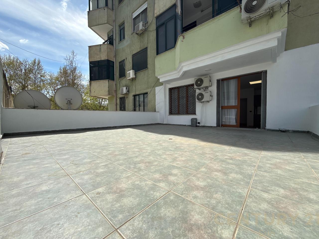 Apartament 1+1 dhe verande me Qira te Ish Ekspozita, Tiranë