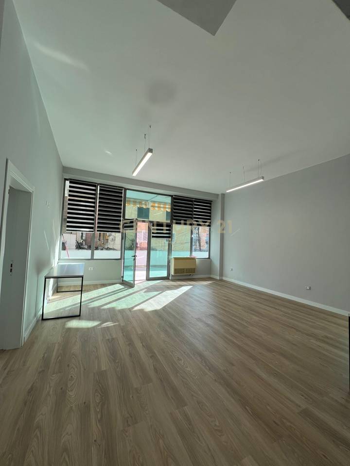 Ambient zyre  për Qira – Komuna e Parisit !