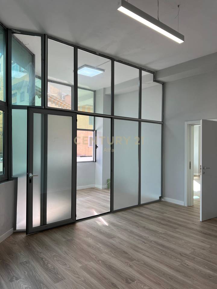 Ambient zyre  për Qira – Komuna e Parisit !