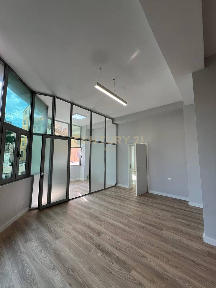 Ambient zyre  për Qira – Komuna e Parisit !