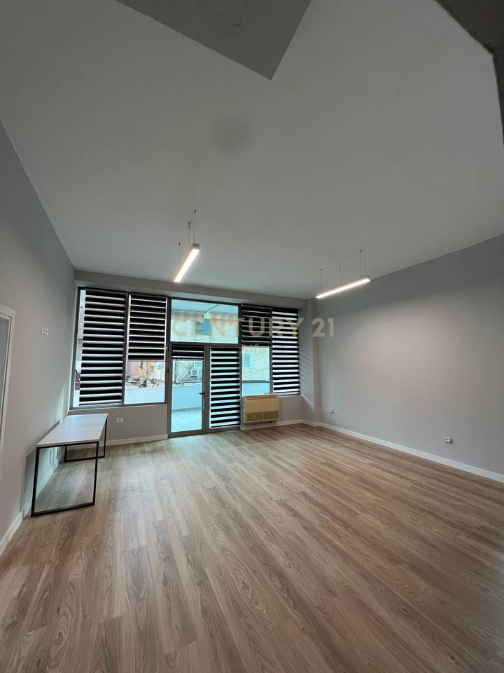 Ambient zyre  për Qira – Komuna e Parisit !