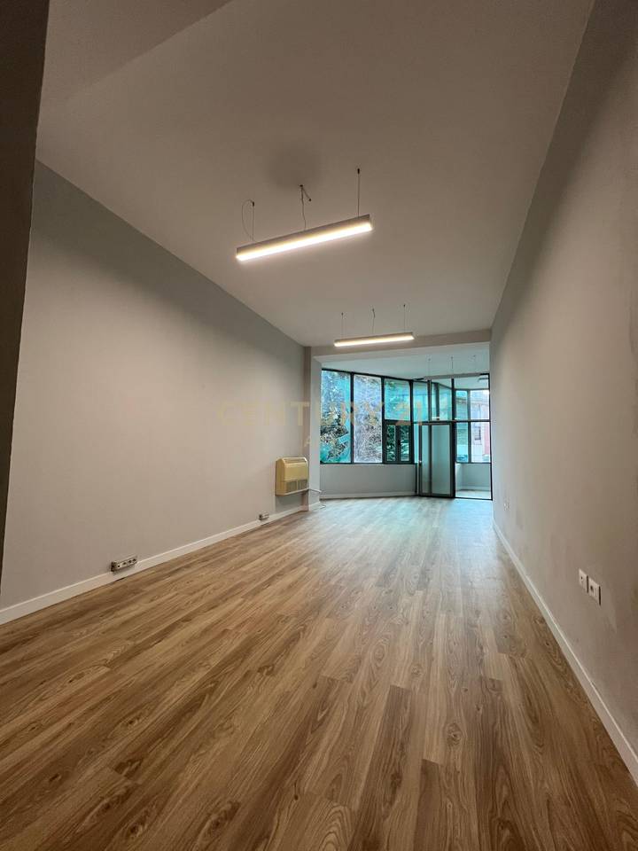 Ambient zyre  për Qira – Komuna e Parisit !