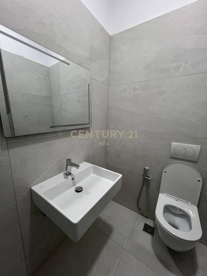 Ambient zyre  për Qira – Komuna e Parisit !