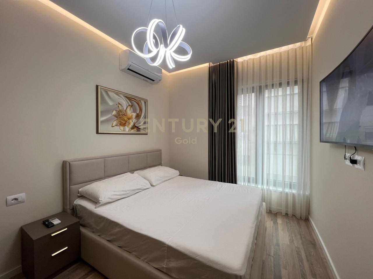 JAPIM ME QIRA APARTAMENT 1+1 TEK RRUGA E KOSOVAREVE!