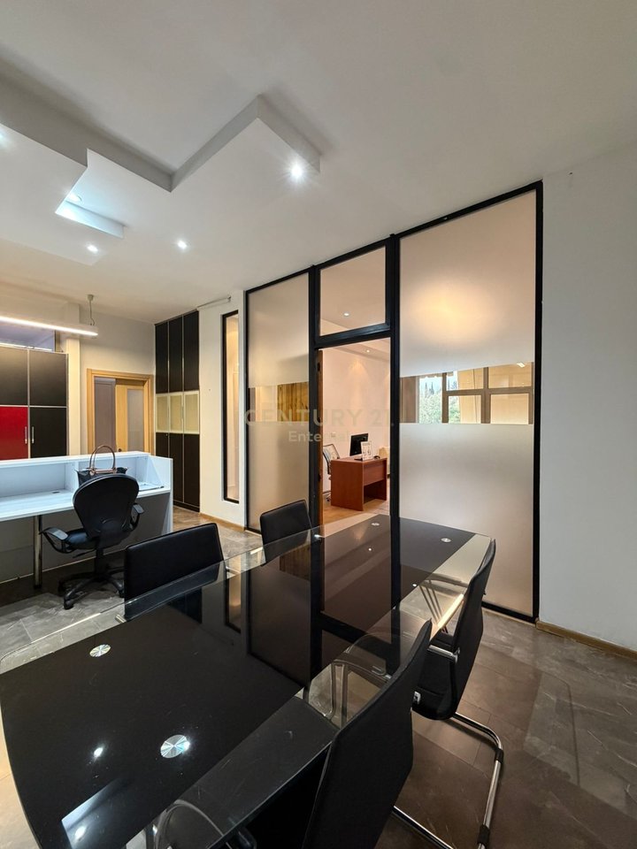 Locale ambientale/ufficio in affitto a Garda