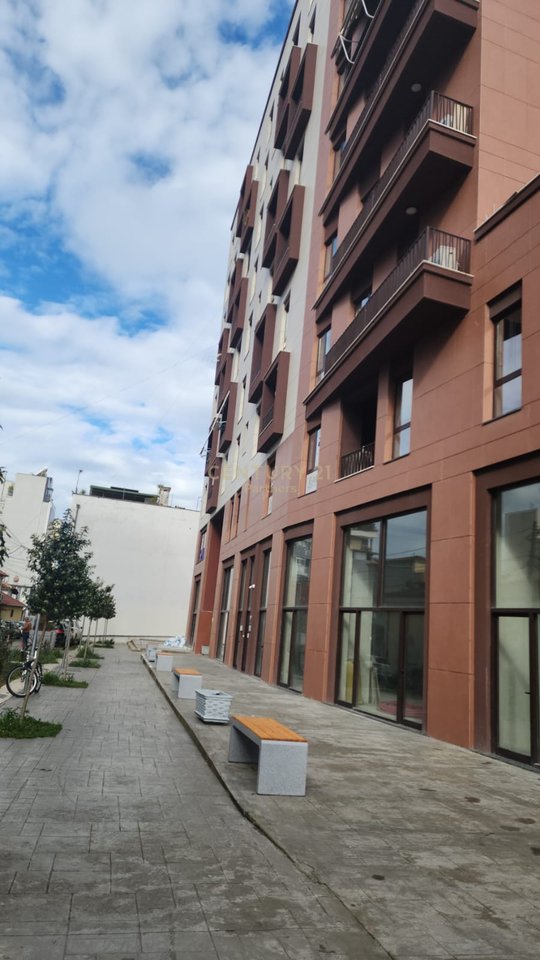 JEPET ME QIRA AMBIENT ZYRE  TEK MYSLYM SHYRI TEK "GARDENIA"