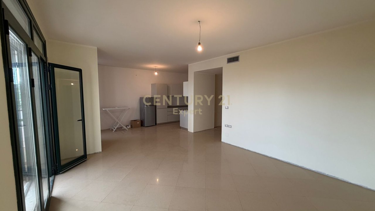 APPARTAMENTO IN VENDITA 2+1+RIPOSTIGLIO, DIETRO LA SCUOLA INDUSTRIALE A VLORE