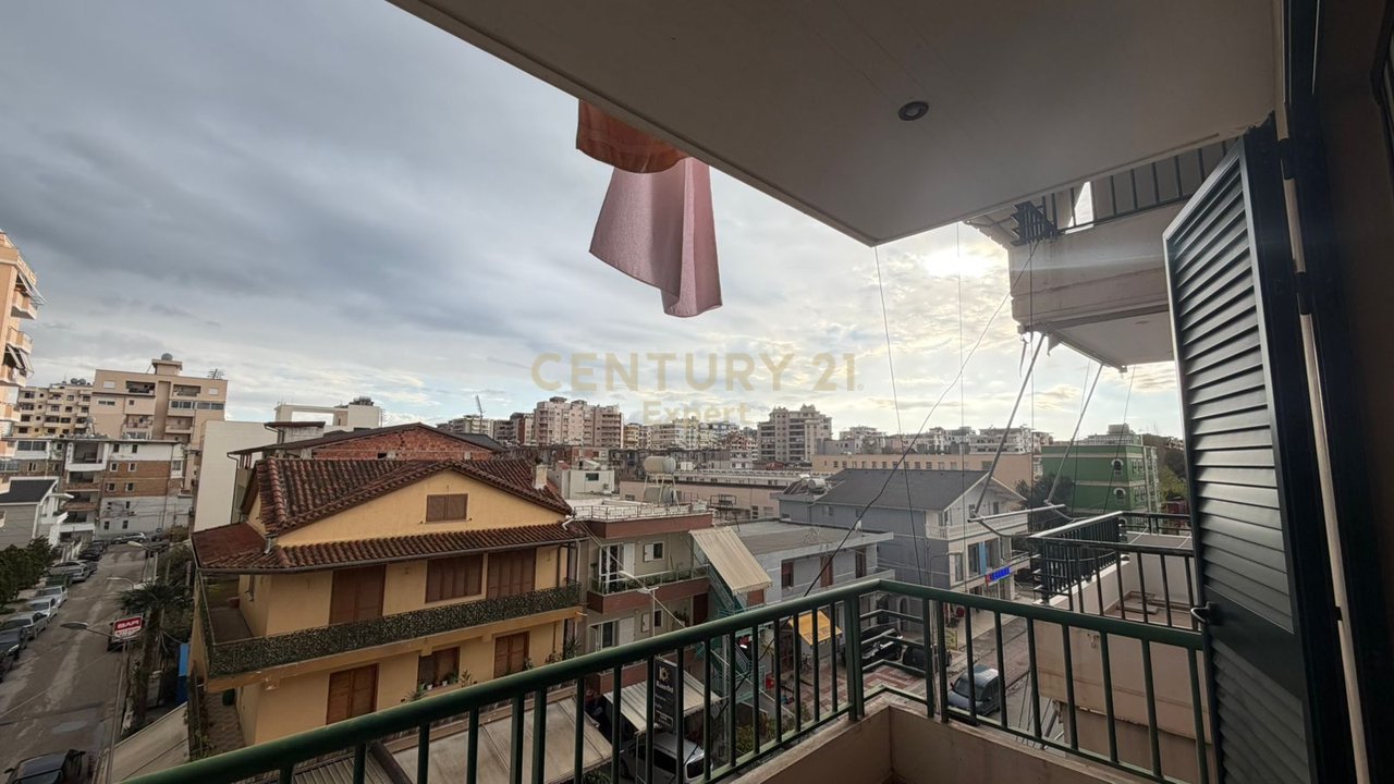 APPARTAMENTO IN VENDITA 2+1+RIPOSTIGLIO, DIETRO LA SCUOLA INDUSTRIALE A VLORE