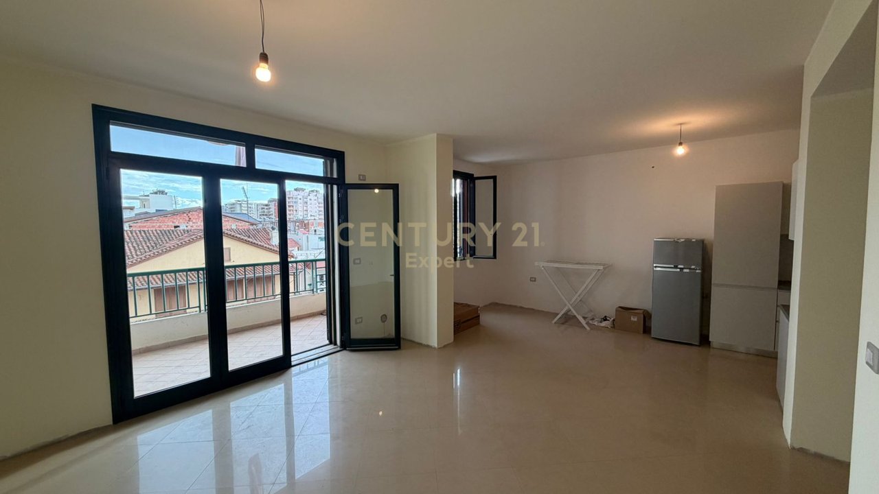 APPARTAMENTO IN VENDITA 2+1+RIPOSTIGLIO, DIETRO LA SCUOLA INDUSTRIALE A VLORE