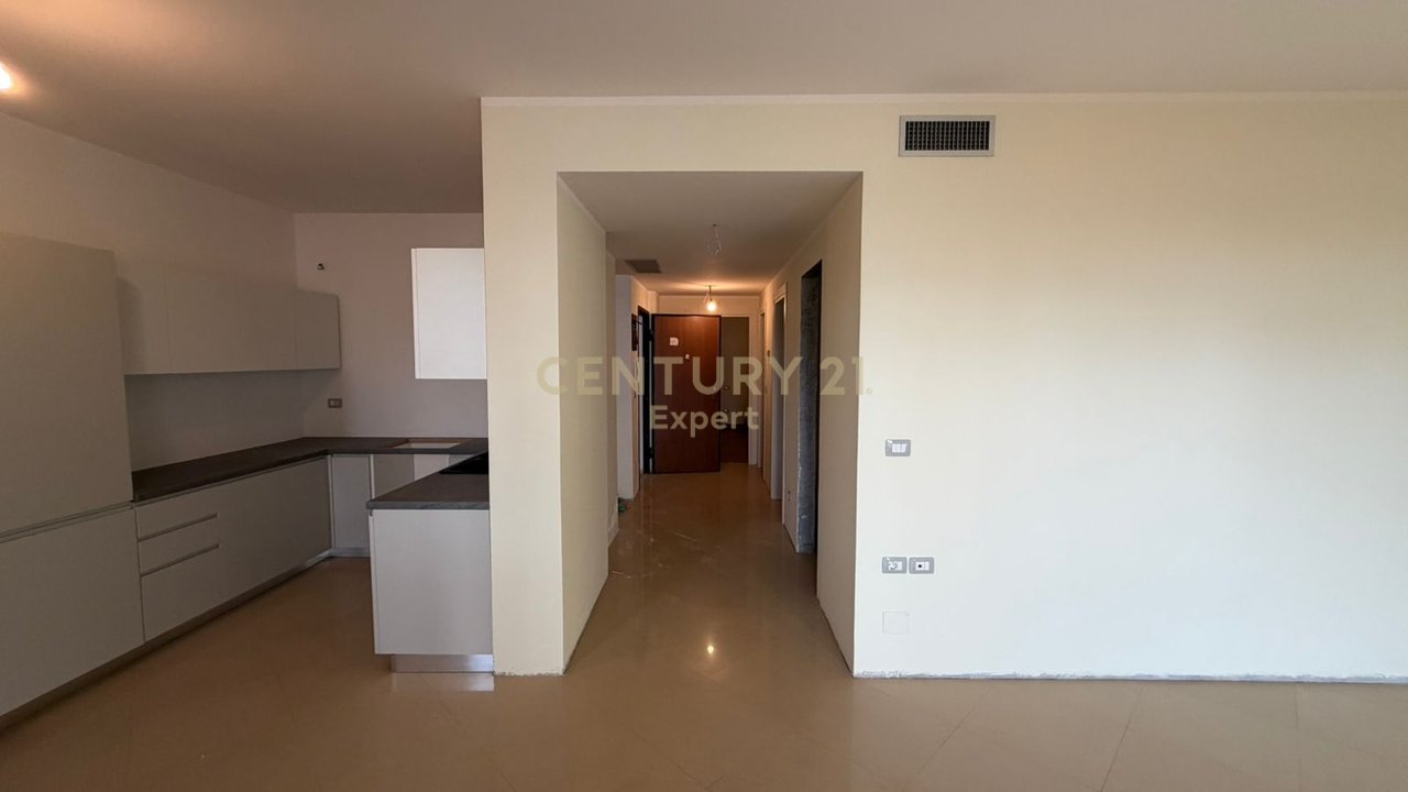 APPARTAMENTO IN VENDITA 2+1+RIPOSTIGLIO, DIETRO LA SCUOLA INDUSTRIALE A VLORE