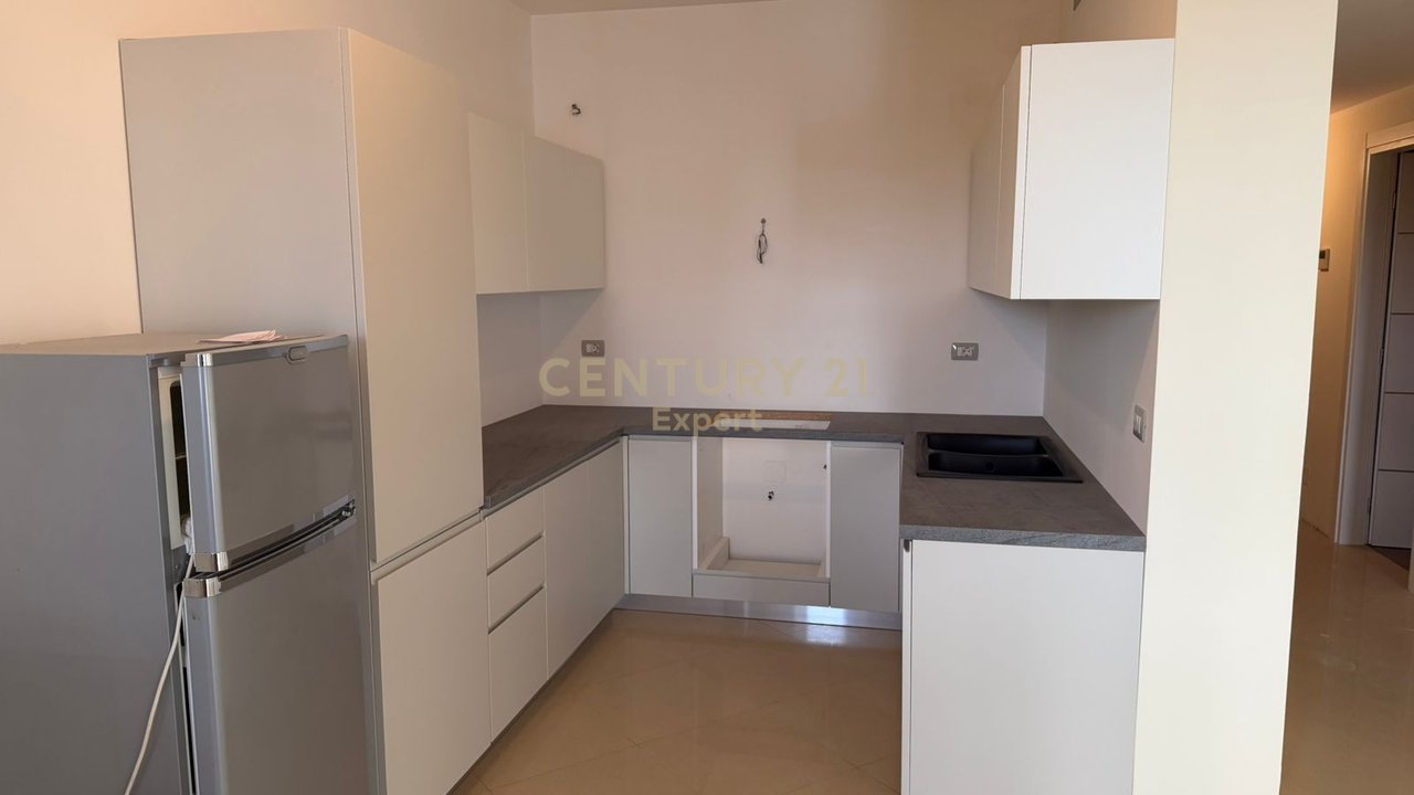 APPARTAMENTO IN VENDITA 2+1+RIPOSTIGLIO, DIETRO LA SCUOLA INDUSTRIALE A VLORE