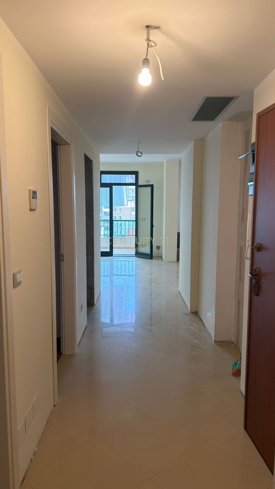 APPARTAMENTO IN VENDITA 2+1+RIPOSTIGLIO, DIETRO LA SCUOLA INDUSTRIALE A VLORE