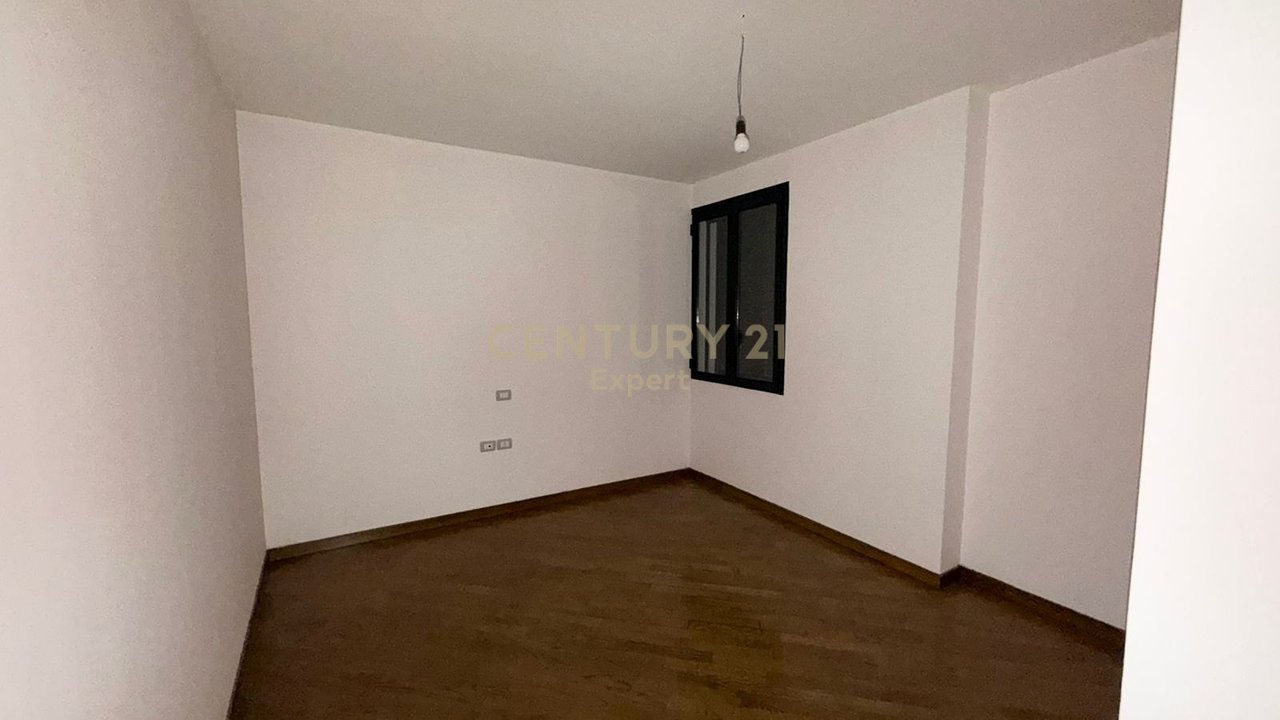 APPARTAMENTO IN VENDITA 2+1+RIPOSTIGLIO, DIETRO LA SCUOLA INDUSTRIALE A VLORE