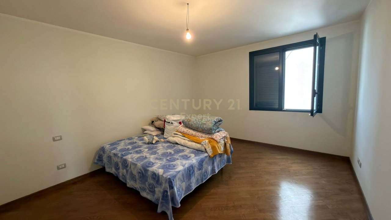 APPARTAMENTO IN VENDITA 2+1+RIPOSTIGLIO, DIETRO LA SCUOLA INDUSTRIALE A VLORE