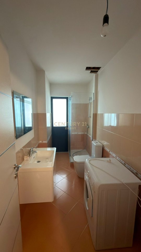 APPARTAMENTO IN VENDITA 2+1+RIPOSTIGLIO, DIETRO LA SCUOLA INDUSTRIALE A VLORE