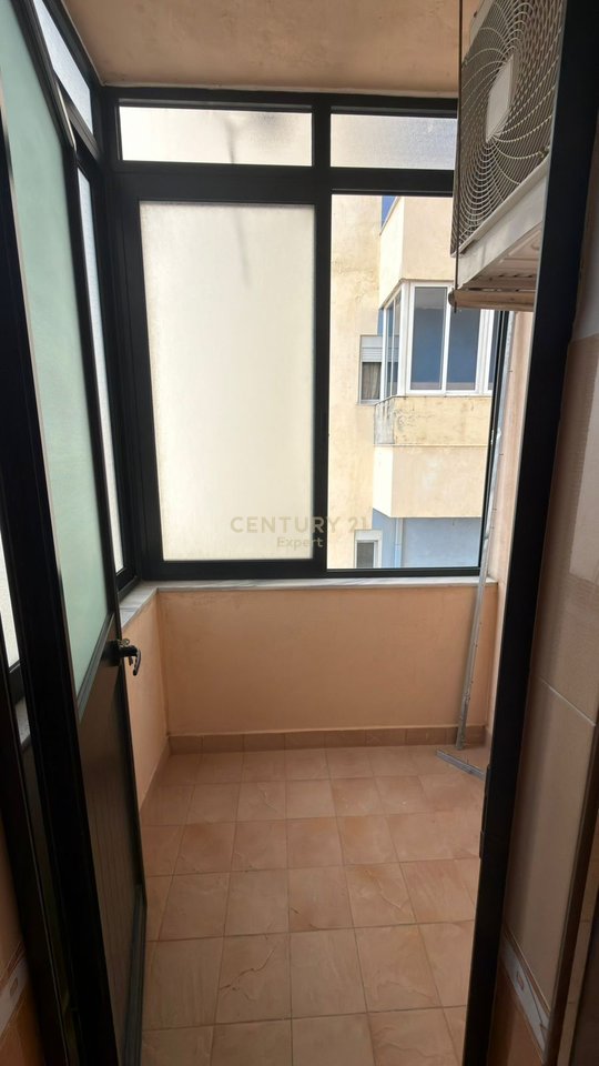 APPARTAMENTO IN VENDITA 2+1+RIPOSTIGLIO, DIETRO LA SCUOLA INDUSTRIALE A VLORE