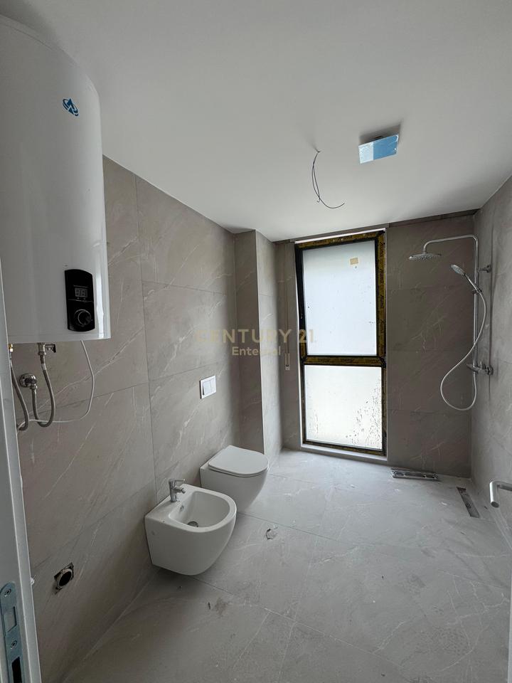 Apartament 2+1+2+Post Parkimi në shitje Akses Tirana