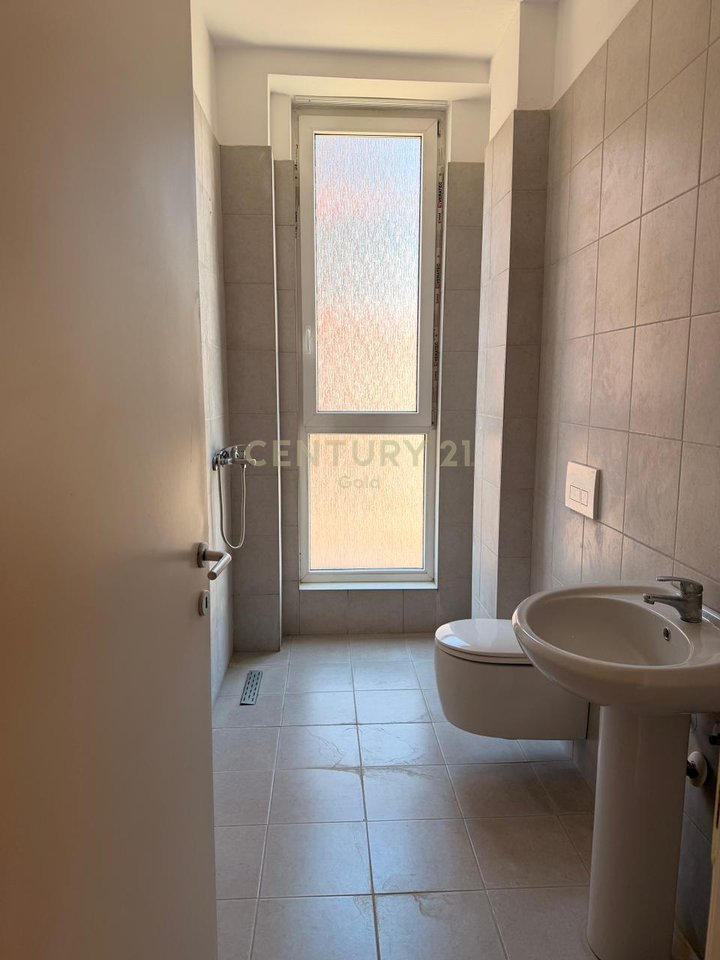 Appartamento 2+1+2 + balcone in affitto al New Boulevard, Tirana - 50.000 Leke | 120 m²