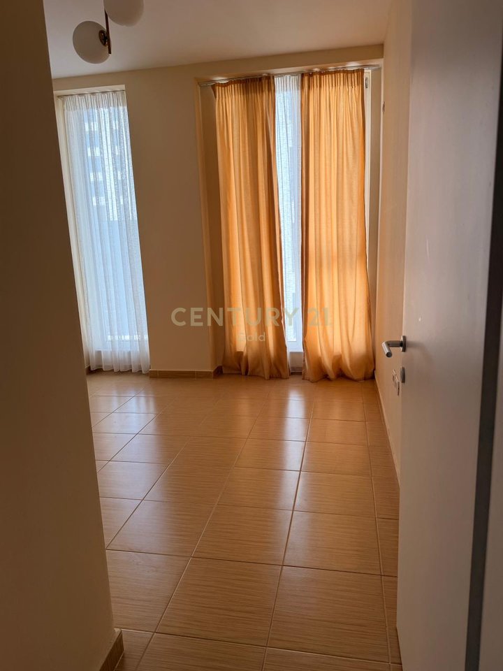 Appartamento 2+1+2 + balcone in affitto al New Boulevard, Tirana - 50.000 Leke | 120 m²